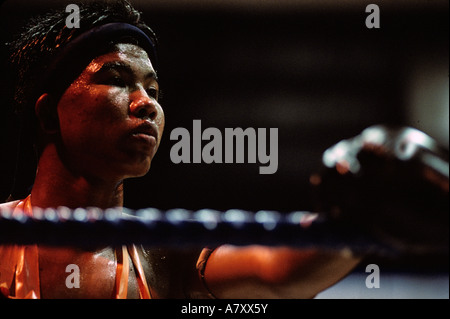 Sud-est de l'Asie, Thaïlande, Bangkok, Sweat-imbibé fighter se tient le long des cordes entre les tours de Kick Boxing Muay Thai (concours) Banque D'Images