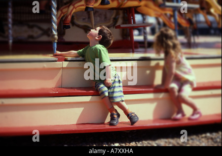 La curiosité, l'émerveillement, la rêverie, les souvenirs d'enfance,,1970,1960,espoir,nostalgique,innocence,Fayre,,merry-go-round Banque D'Images