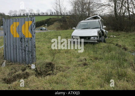 Accident de la route avec la voiture s'est écrasé et avertissement sur un rond-point à l'extérieur de Letterkenny Comté de Donegal en République d'Irlande Banque D'Images