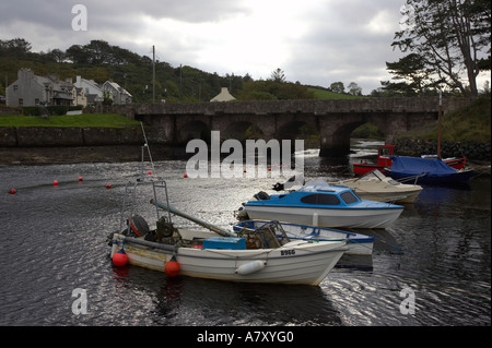 Les petites embarcations dans l'eau dans le port Cushendall le comté d'Antrim en Irlande du Nord Banque D'Images