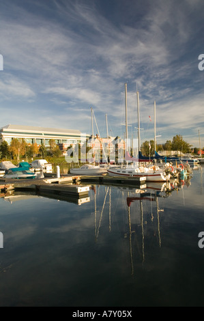 Le Canada, l'Ontario, Thunder Bay : le Prince Arthur's Landing Park / Le Lac Supérieur voir de vieux Train Depot & hôtel de ville à partir de la Marina Banque D'Images