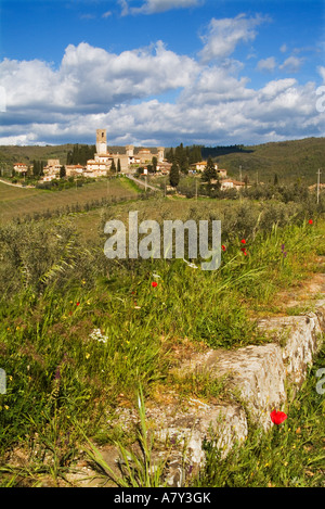 Les nuages flotter au-dessus de collines vertes, menant au château à Badia a Passignano dans la région toscane de l'Italie, l'Europe. Banque D'Images