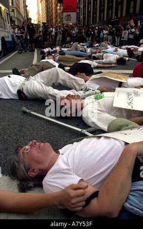 Les manifestants de la War Resisters League effectuer la désobéissance civile les signes qu'ils portent les noms des soldats tombés en Irak Banque D'Images