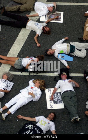 Les manifestants de la War Resisters League effectuer la désobéissance civile Banque D'Images