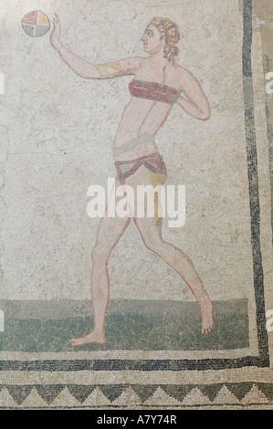 L'Italie, la Sicile, la Villa Imperiale del Casale, Ruines de la fin du 3e siècle villa romaine, mosaïque de filles en bikini Banque D'Images