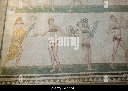 L'Italie, la Sicile, la Villa Imperiale del Casale, Ruines de la fin du 3e siècle villa romaine, les filles en bikini Mosaic Banque D'Images