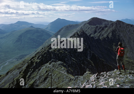 AONACH EAGACH RIDGE Glen Coe ci-dessus avec quelques randonneurs en haut et vue ouest. Glen Coe Highland Ecosse Royaume-Uni Grande-Bretagne Banque D'Images