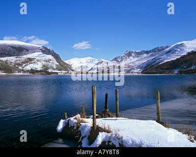 SNOWDON Yr Wyddfa d'ouest sur le lac de Llyn Nantlle Uchaf. Le Nord du Pays de Galles Snowdonia Gwynedd Nantlle UK Banque D'Images