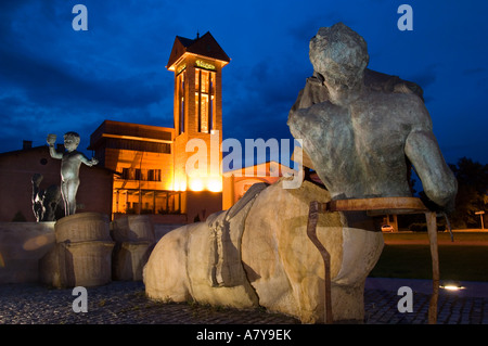 Lumières briller sur Bodega Muga vu depuis les sculptures à Haro Banque D'Images