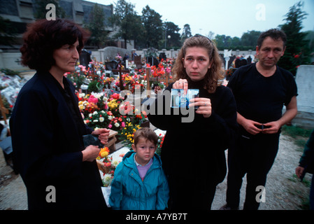 Une famille pleure sur la tombe d'un jeune de 21 ans, un soldat de l'armée serbe de Bosnie Banque D'Images