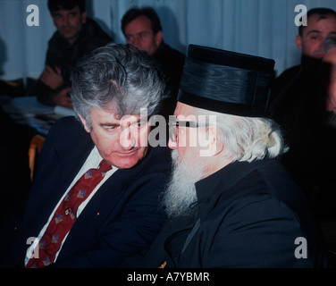 L'ancien président serbe Radovan Karadzic avec l'évêque de Sokolac Metropolitan Nikolai. Banque D'Images