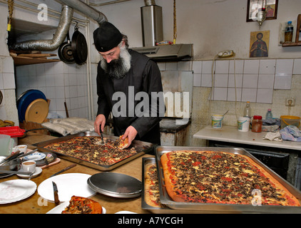 Des moines et des prêtres orthodoxes serbes mangent ensemble au 14e siècle le Monastère de Decani au Kosovo-Metohija, la Serbie. Banque D'Images