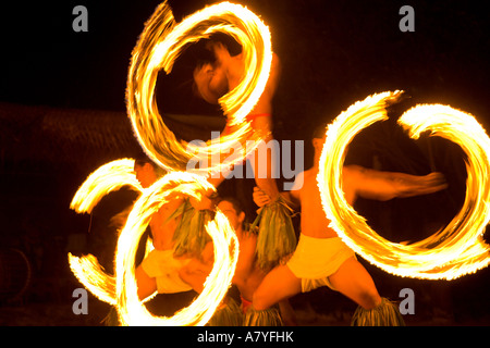 Célèbres danseurs de feu. La danse traditionnelle et spectacle culturel au Tiki Village. Moorea, Polynésie Française Banque D'Images