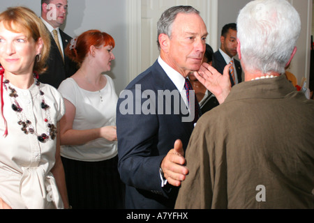 Maire de la ville de New York Michael Bloomberg partisans accueille lors d'un événement à l'été 2006 Banque D'Images