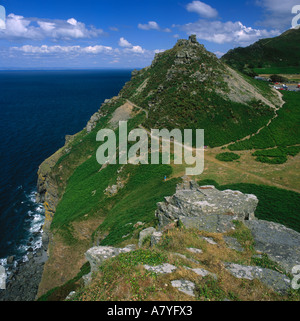 Vue à vol d'oiseau à l'est sur pic robuste de Castle Rock à la beauté naturelle de la Vallée des Roches North Devon, Angleterre Banque D'Images