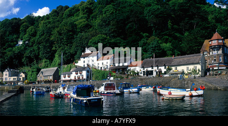 Scène panoramique grand angle de jolie Lynmouth avec petits bateaux colorés et dériveurs à Harbour North Devon, Angleterre Banque D'Images