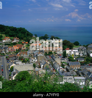 Vue à vol d'oiseau à la recherche vers le bas à partir de la Station Road sur les toits rouges de la ville de Lynton Centre à North Devon, Angleterre Banque D'Images