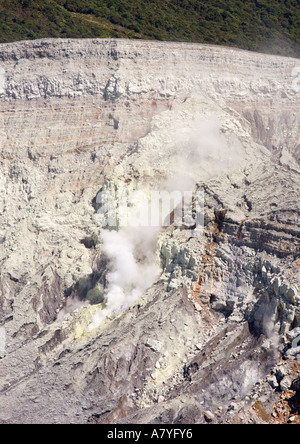 L'évacuation de la vapeur chaude de la simple paroi du cratère vertical dans la caldeira du volcan Poas la République du Costa Rica Amérique Centrale Banque D'Images