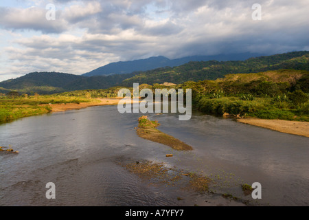 Rivière Rio Herradura et l'arrière-plan de collines du Parc National Carara près de Herradura République du Costa Rica Amérique Centrale Banque D'Images