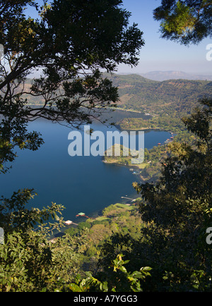 Vue sur une partie du charmant lac Lago Coatepeque entourée d'arbres au sud de Santa Ana ville République d'El Salvador Amérique Centrale Banque D'Images