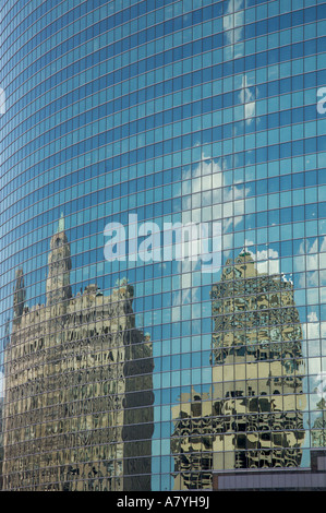 Les bâtiments reflètent dans highrise windows Chicago Illinois Banque D'Images