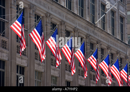 Des drapeaux américains sur le côté du bâtiment Cinquième Avenue New York USA Banque D'Images