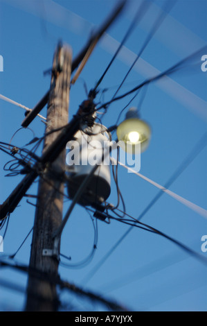 Poteau avec streetlight, transformateur et de services publics. Banque D'Images