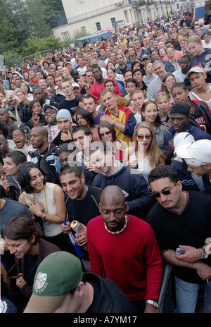 Grande foule multiculturelle de personnes dans les rues de Nottinghill carnival annuel à temps. Banque D'Images