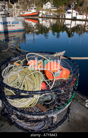 Pièges à crabes et des bateaux de pêche dans la région de Newport Oregon Banque D'Images