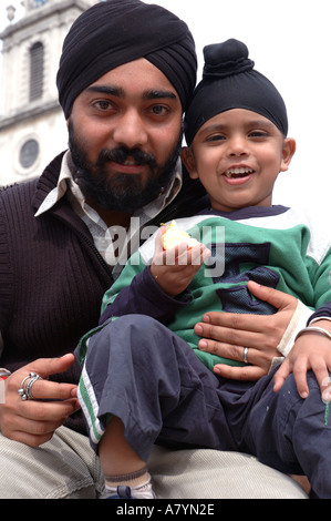 La communauté sikhe célébrer Vaisakhi à Trafalgar Square Londres Avril. Banque D'Images