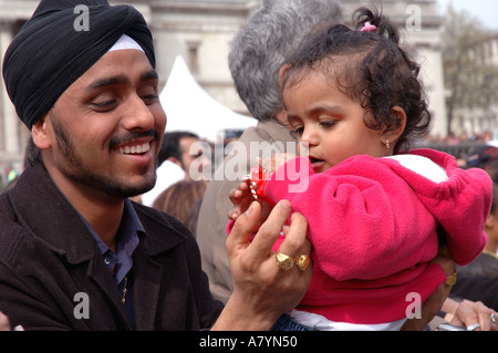 La communauté sikhe célébrer Vaisakhi à Trafalgar Square Londres Avril . Banque D'Images