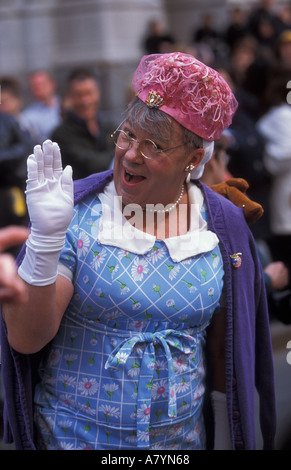 Homme vêtu de glisser lors de l'Easter bonnet défilé dans la 5e Avenue, New York USA Banque D'Images