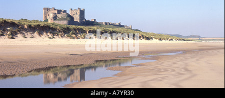 Château de Bamburgh au-delà de la plage et des dunes de sable Banque D'Images