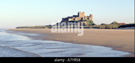 Château de Bamburgh au-delà de la plage de sable Banque D'Images