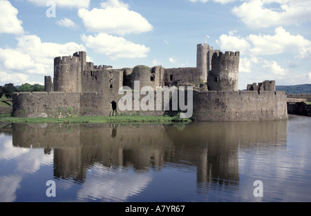 Château Caerphilly gallois historique médiéval fortification avec réflexions dans grand lac le bâtiment en pierre dans le paysage Mid Glamourgan Sud Pays de Galles Royaume-Uni Banque D'Images