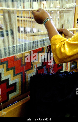 Amérique du Nord, USA, Arizona, Indien Navajo, Reservaton Ganado, Hubbell Trading Post Site historique. Tapis Navajo weaver Mary Begay. Banque D'Images