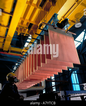 Raffinage du cuivre montrant le raffinage électro avec des électrodes soulevées du bain d'acide sulfurique dans une mine de cuivre dans le désert d'Atacama, dans le nord du Chili Banque D'Images