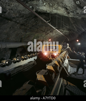 Opérations minières pour le transport, la gestion et le traitement du minerai. Minerai extrait pris pour traitement par train souterrain à voie étroite dans la mine d'or . Banque D'Images