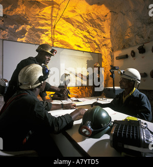 Exploitation minière pour le transport, la gestion et le traitement du minerai d'or. École minière souterraine de la mine d'or avec de nouveaux travailleurs en formation Banque D'Images