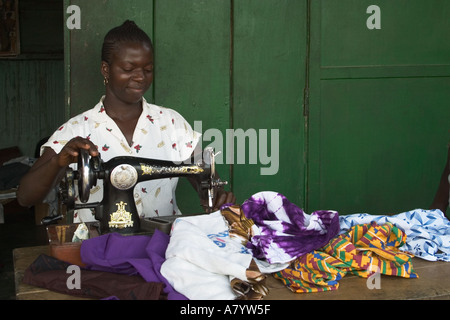Femme ghanéenne couturière utilisant la machine à coudre à main pour fabriquer et faire des vêtements. Ghana, Afrique de l'Ouest Banque D'Images