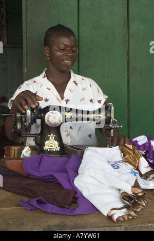 Femme ghanéenne couturière utilisant la machine à coudre à main pour fabriquer et faire des vêtements. Ghana, Afrique de l'Ouest Banque D'Images