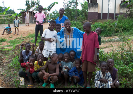 Grand groupe de jeunes garçons de village africains heureux, curieux et insouciants, région de l'Ouest, Ghana, Afrique de l'Ouest Banque D'Images