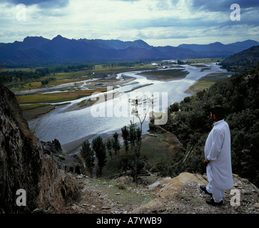 Ingénieur pakistanais surplombant la rivière Swat à Chakdara à Shandur Mountain Range dans la province frontalière du nord-ouest, maintenant province de Khyber Pakhtunkhwa, Pakistan Banque D'Images