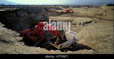 Excavation du terrain pendant la construction du projet hydroélectrique de Ghazi Barotha (anciennement province de la frontière du Nord-Ouest), province de Khyber Pakhtunkhwa Pakistan Banque D'Images