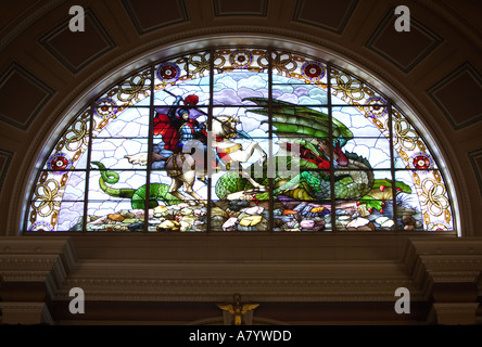 Vitrail de St George et le dragon dans la Grande Salle, St Georges Hall, Liverpool, Angleterre, Royaume-Uni Banque D'Images