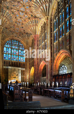 Abbaye de Sherborne dans le Dorset Angleterre montrant la célèbre Ecole de ventilateur qui a été ajoutée au 15ème siècle Banque D'Images