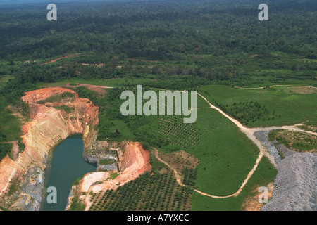 Extrait de l'antenne de surface des puits de mine d'or montrant la replantation côtés de bancs de fosse avec des espèces indigènes de plantes et d'arbres, le Ghana l'Afrique de l'Ouest Banque D'Images