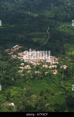 Vue aérienne de l'expansion rurale et village prospère montrant l'école à l'ouest, à l'Ouest du Ghana en Afrique de l'Ouest Banque D'Images