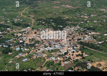 Vue aérienne de bien faire petit village rural près de capitale Accra au Ghana l'Afrique de l'Ouest Banque D'Images