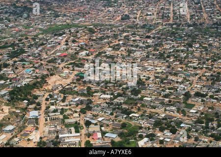 Vue aérienne d'hélicoptère au-dessus de banlieue d'Accra capitale du Ghana, en Afrique de l'Ouest montrant des maisons, des magasins, des bureaux, des routes et de la végétation Banque D'Images